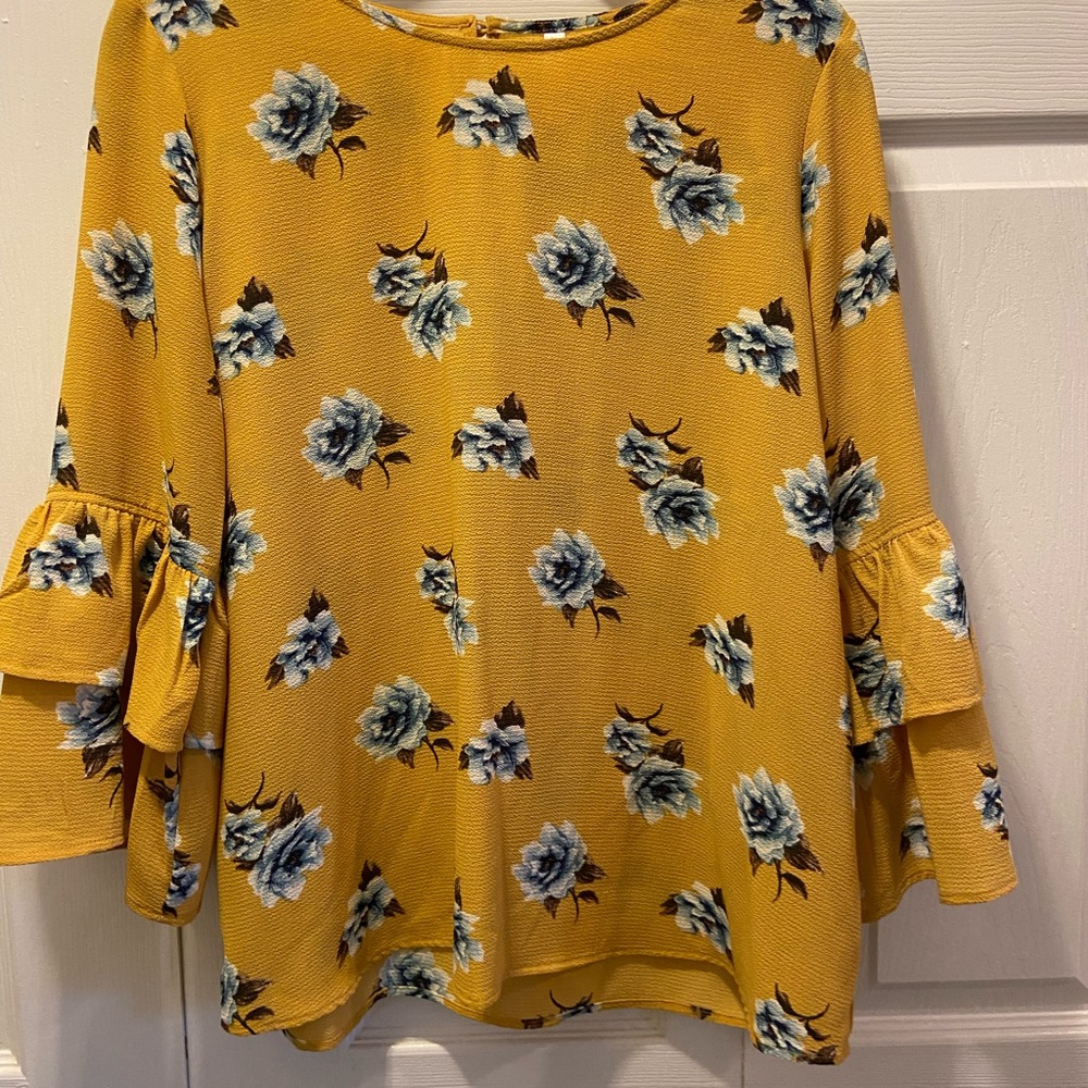 Xhilaration women’s blouse w/bell sleeves Worn once for family photo Sz L